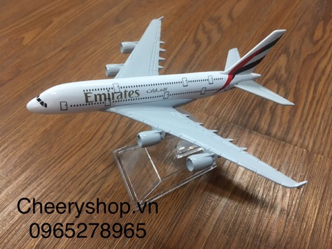 Mô hình máy bay Emirates Boeing B777 có bánh xe 20cm Kèm Đế Trưng Bày 